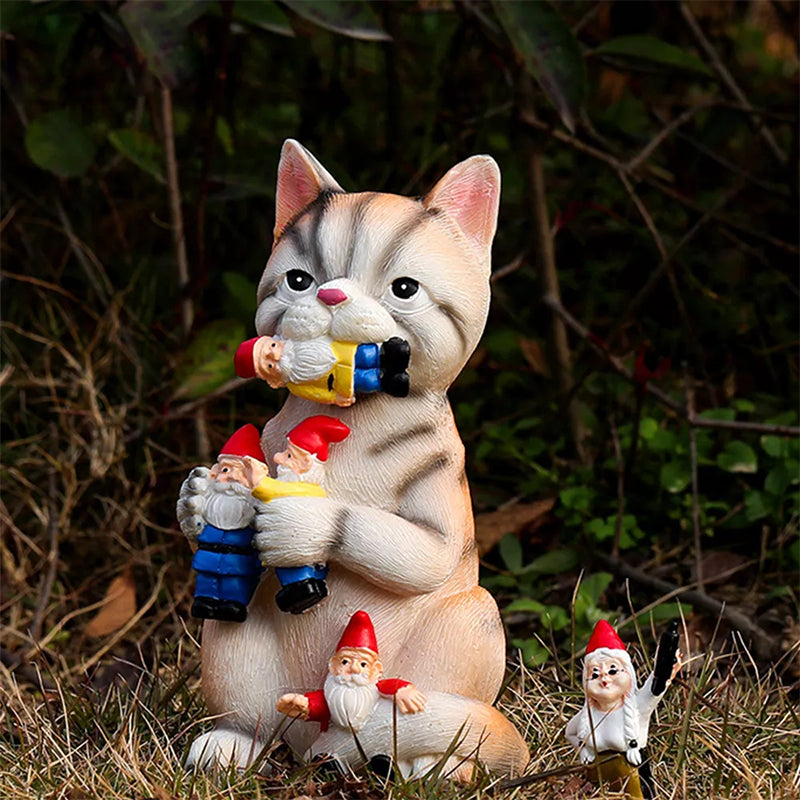 Katze frisst Zwerg Ornament