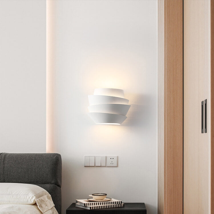 Sandsberg Skandinavische Wandlampe mit Doppelausleuchtung | Modernes Design | Ideal für Wohnzimmer & Schlafzimmer