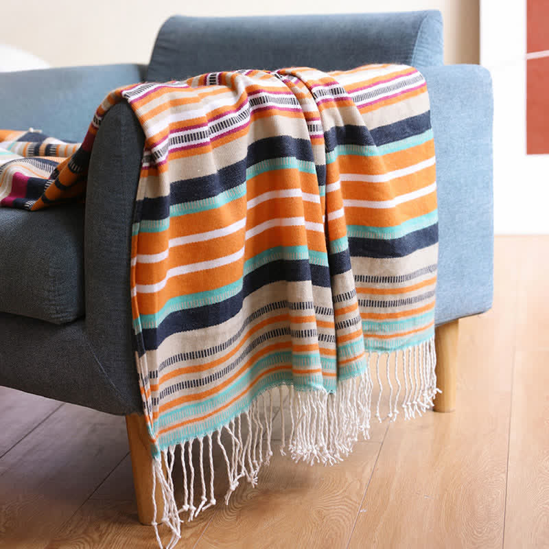 Bunte, gestreifte, weiche Decke mit Quasten und Regenbogenmuster