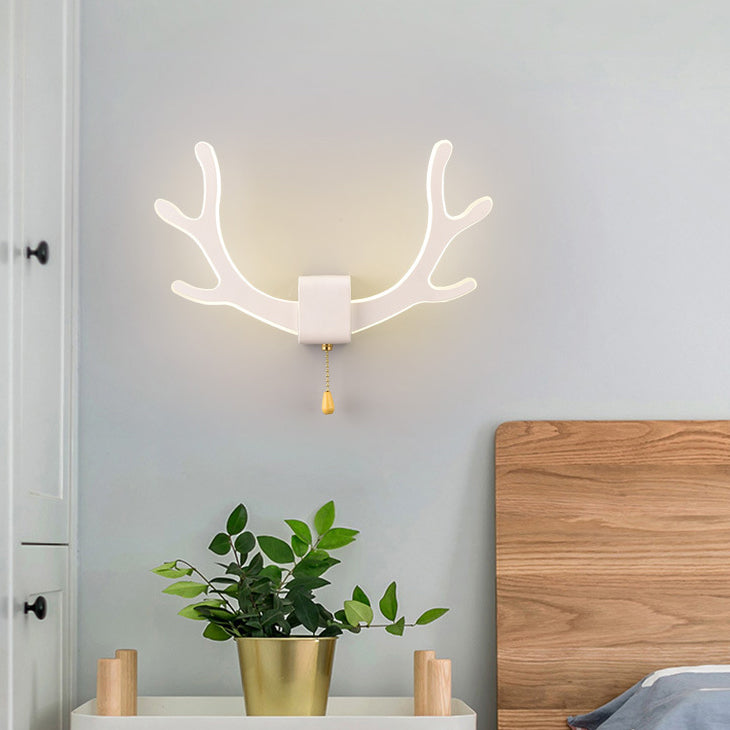Zeitgenössische kreative Geweih-Eisen-Acryl-LED-Wandlampe für das Schlafzimmer