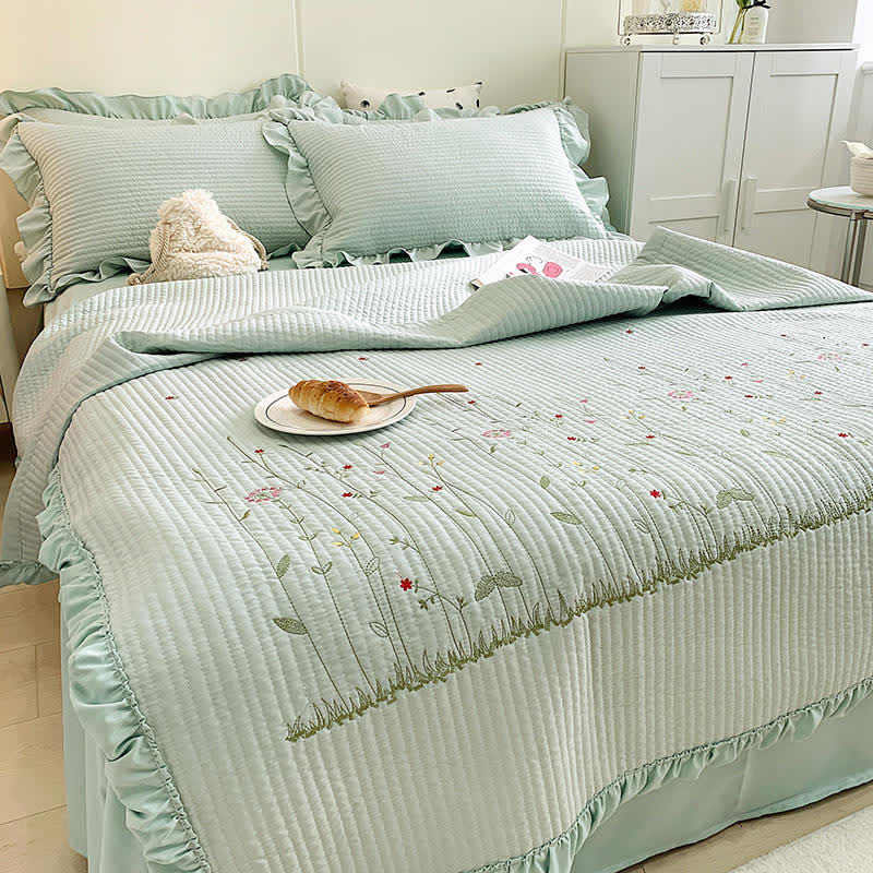 Luxuriöse, weiche, leichte Steppdecke mit Blumenmuster und Rüschen