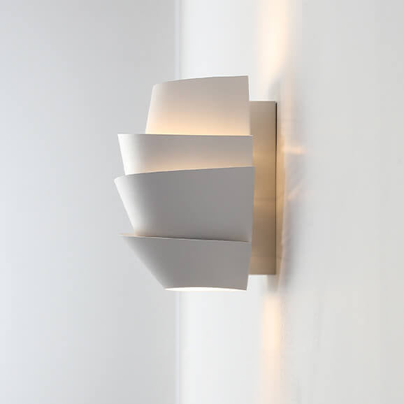 Sandsberg Skandinavische Wandlampe mit Doppelausleuchtung | Modernes Design | Ideal für Wohnzimmer & Schlafzimmer
