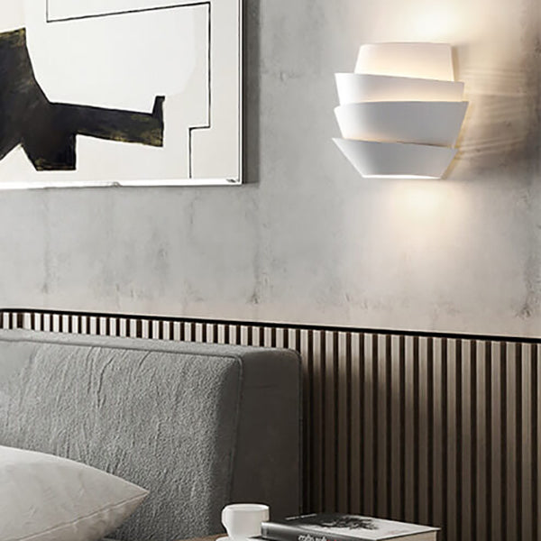 Sandsberg Skandinavische Wandlampe mit Doppelausleuchtung | Modernes Design | Ideal für Wohnzimmer & Schlafzimmer