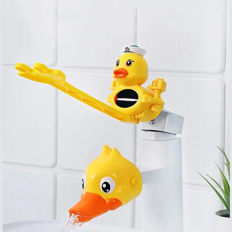 Süße kleine gelbe Ente und Hahnverlängerung