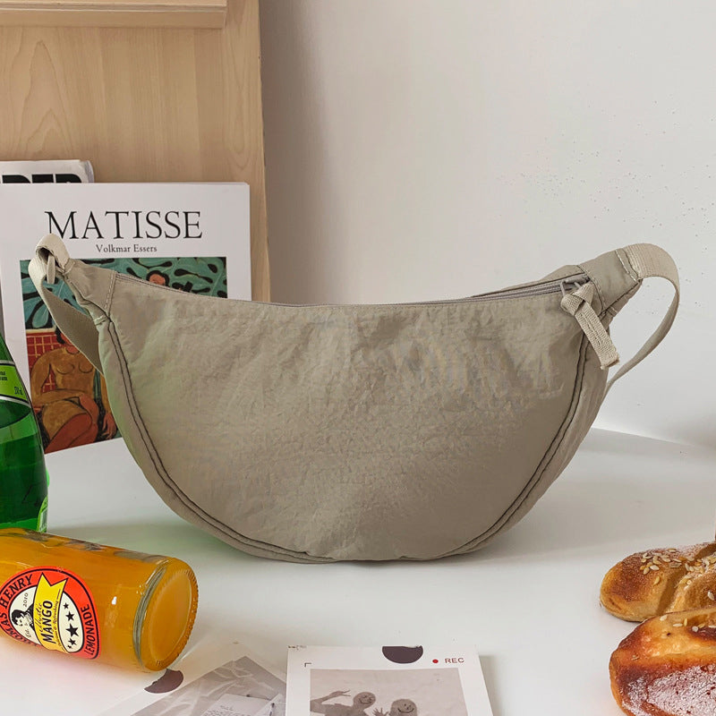 – Organisieren und stilvoll tragen mit dieser Half Moon Crossbody Tasche