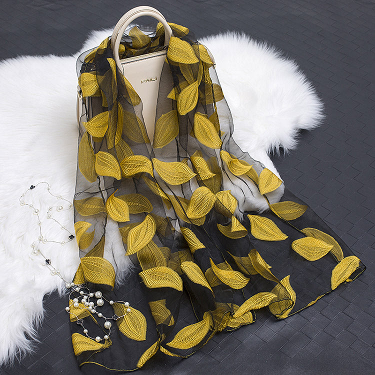 Seidenschal mit Schnittblumen hohlem Motiv