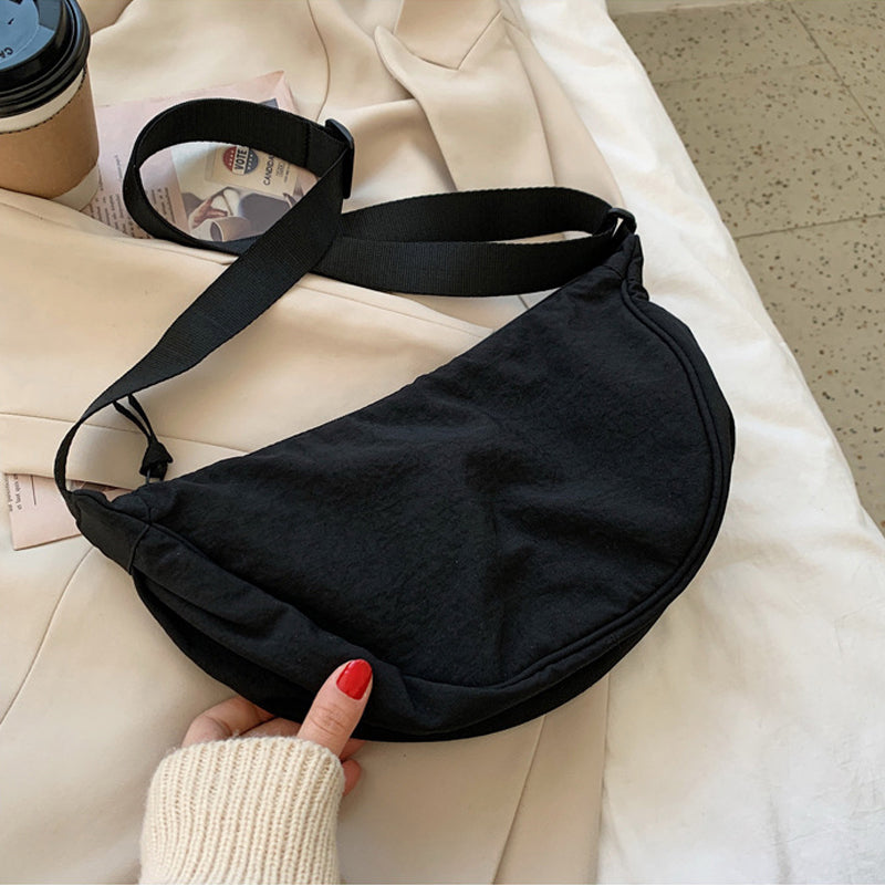 – Organisieren und stilvoll tragen mit dieser Half Moon Crossbody Tasche