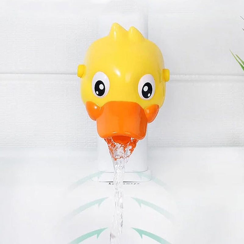 Süße kleine gelbe Ente und Hahnverlängerung