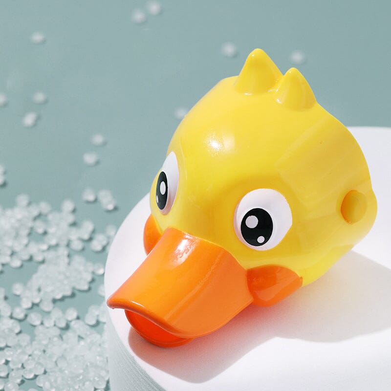 Süße kleine gelbe Ente und Hahnverlängerung