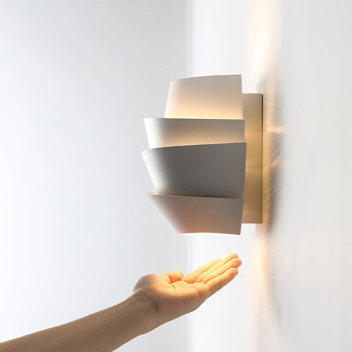 Sandsberg Skandinavische Wandlampe mit Doppelausleuchtung | Modernes Design | Ideal für Wohnzimmer & Schlafzimmer