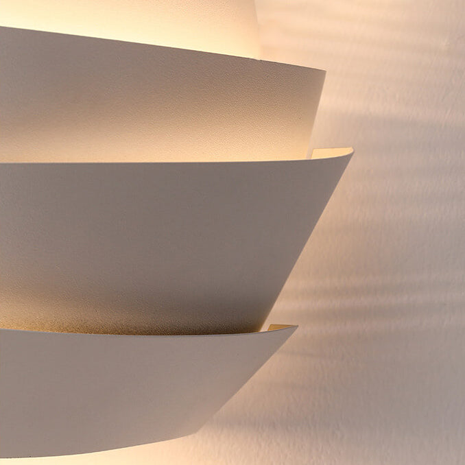 Sandsberg Skandinavische Wandlampe mit Doppelausleuchtung | Modernes Design | Ideal für Wohnzimmer & Schlafzimmer