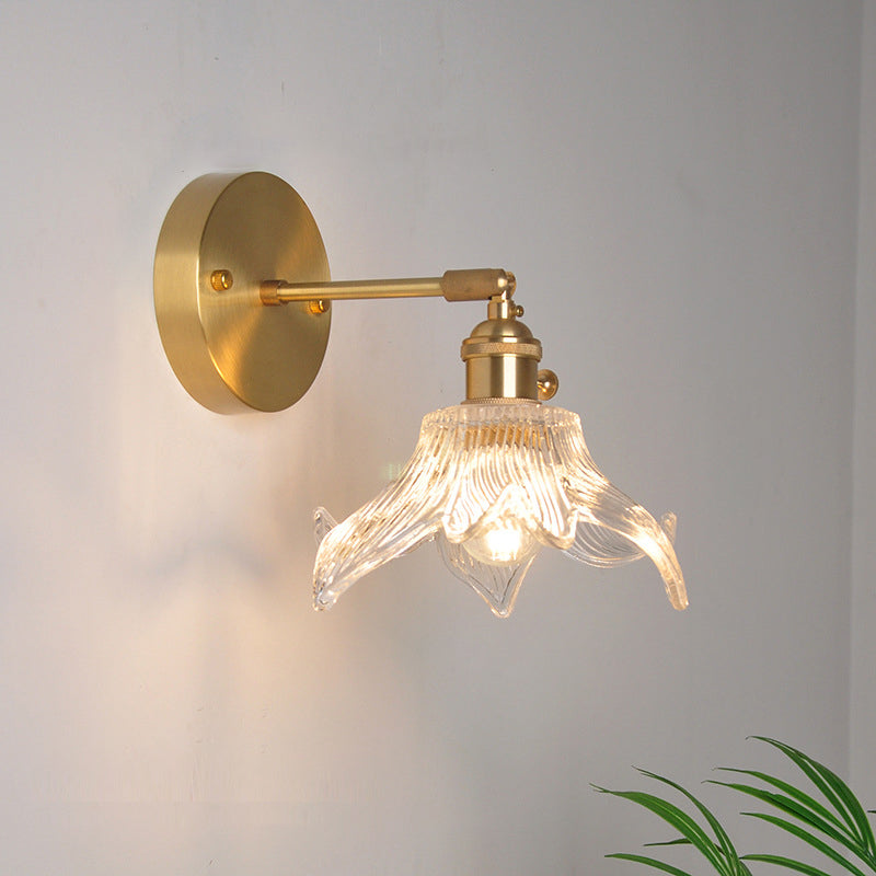 Eisen Messing-Finish Wandleselampe Schwenkarm 1-Licht Industrielle Wandmontierte Lampe mit Blüte/Schale Klarglas-Schirm