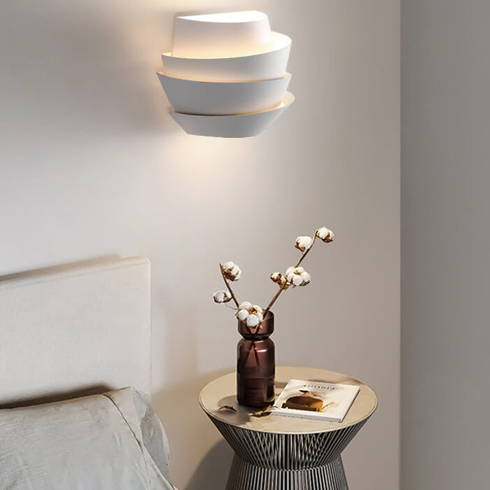 Sandsberg Skandinavische Wandlampe mit Doppelausleuchtung | Modernes Design | Ideal für Wohnzimmer & Schlafzimmer