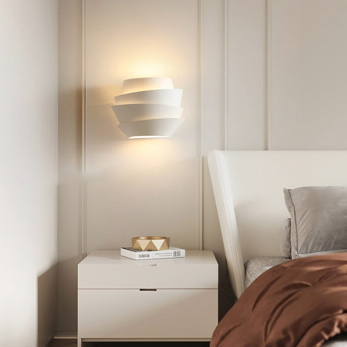Sandsberg Skandinavische Wandlampe mit Doppelausleuchtung | Modernes Design | Ideal für Wohnzimmer & Schlafzimmer