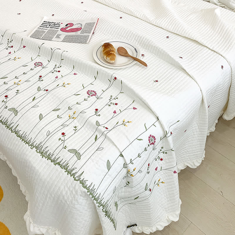 Luxuriöse, weiche, leichte Steppdecke mit Blumenmuster und Rüschen