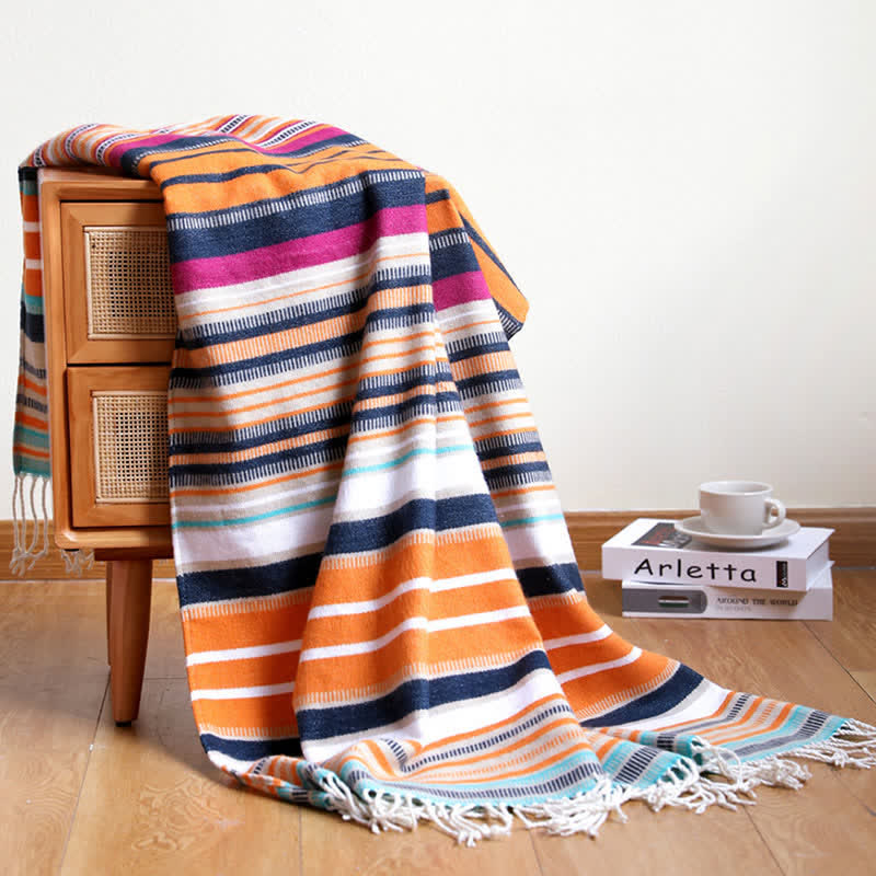Bunte, gestreifte, weiche Decke mit Quasten und Regenbogenmuster