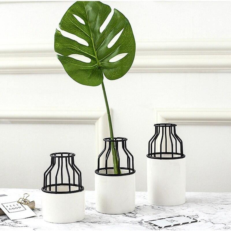 Sandsberg Eisen-Keramik Design Vase | Modernes Gittermuster | Elegante Dekoration | Für Wohnzimmer & Büro