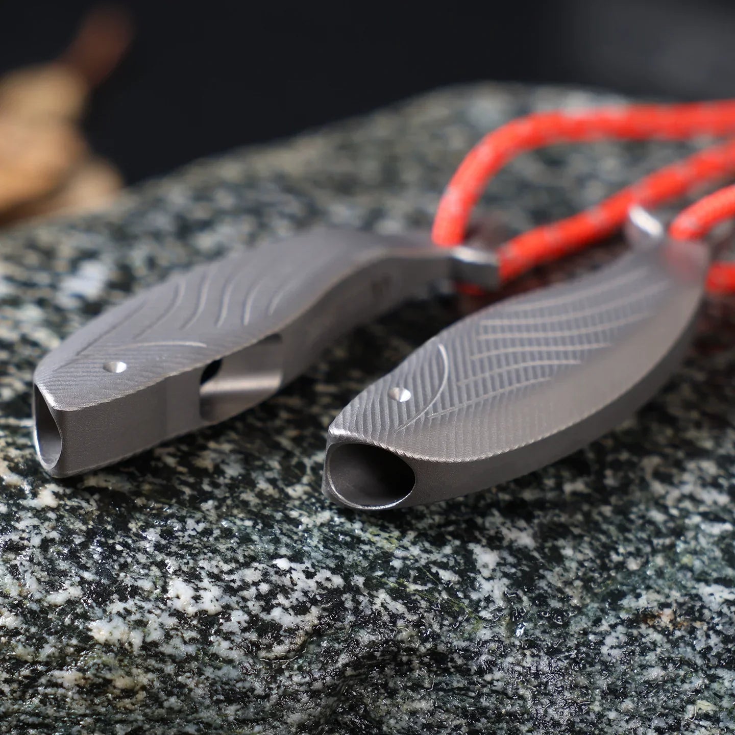 Sandsberg | Pure Titanium Fischförmige Survival-Pfeife - Laut, Tragbar, Niedlich