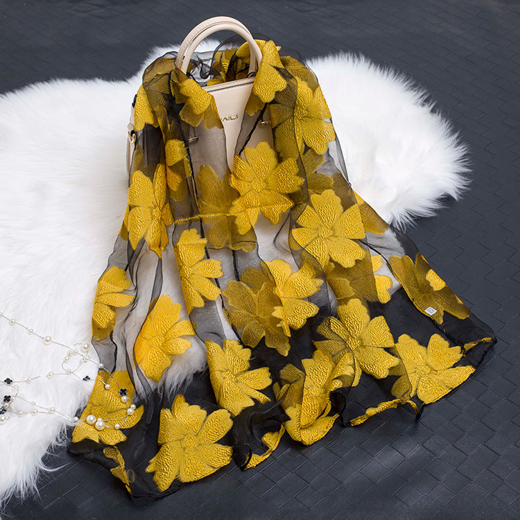 Seidenschal mit Schnittblumen hohlem Motiv
