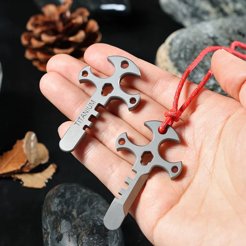 Sandsberg | Titan Kreuz Multi-Tool Schlüsselanhänger - Tragbarer Hebel, Flaschenöffner & gezackte Halskette