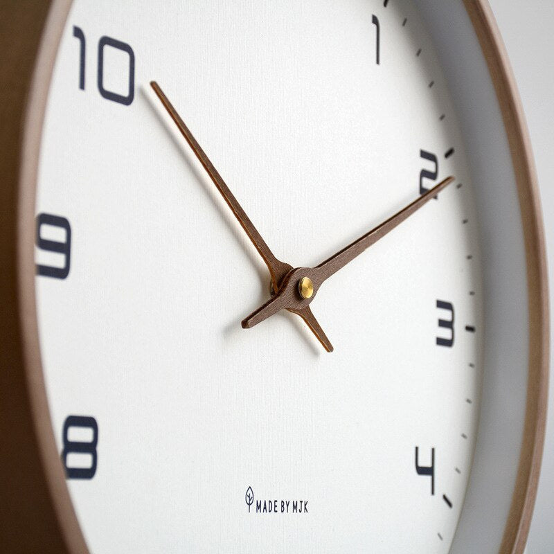 Skandinavische Holzwanduhr - Zeitloser Luxus & Design