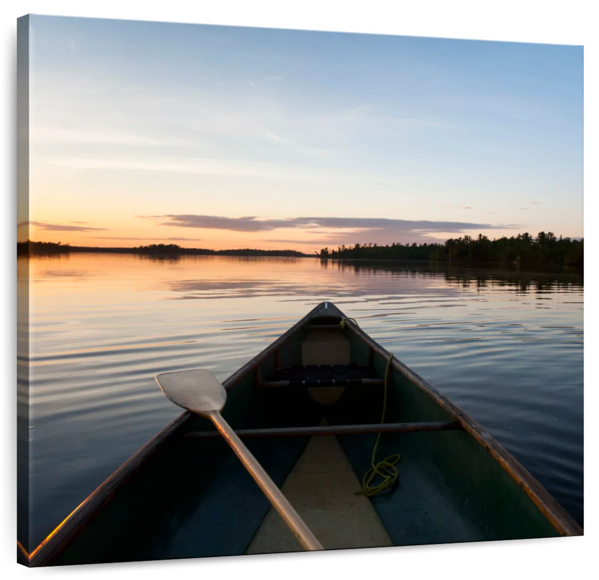 Sandsberg | Boot und Paddel an einem ruhigen See bei Sonnenuntergang Wandkunst