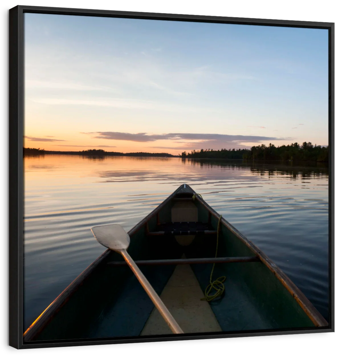 Sandsberg | Boot und Paddel an einem ruhigen See bei Sonnenuntergang Wandkunst