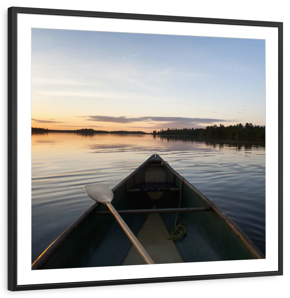 Sandsberg | Boot und Paddel an einem ruhigen See bei Sonnenuntergang Wandkunst