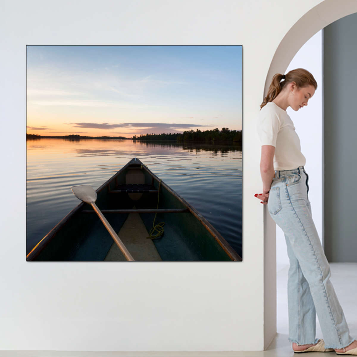 Sandsberg | Boot und Paddel an einem ruhigen See bei Sonnenuntergang Wandkunst