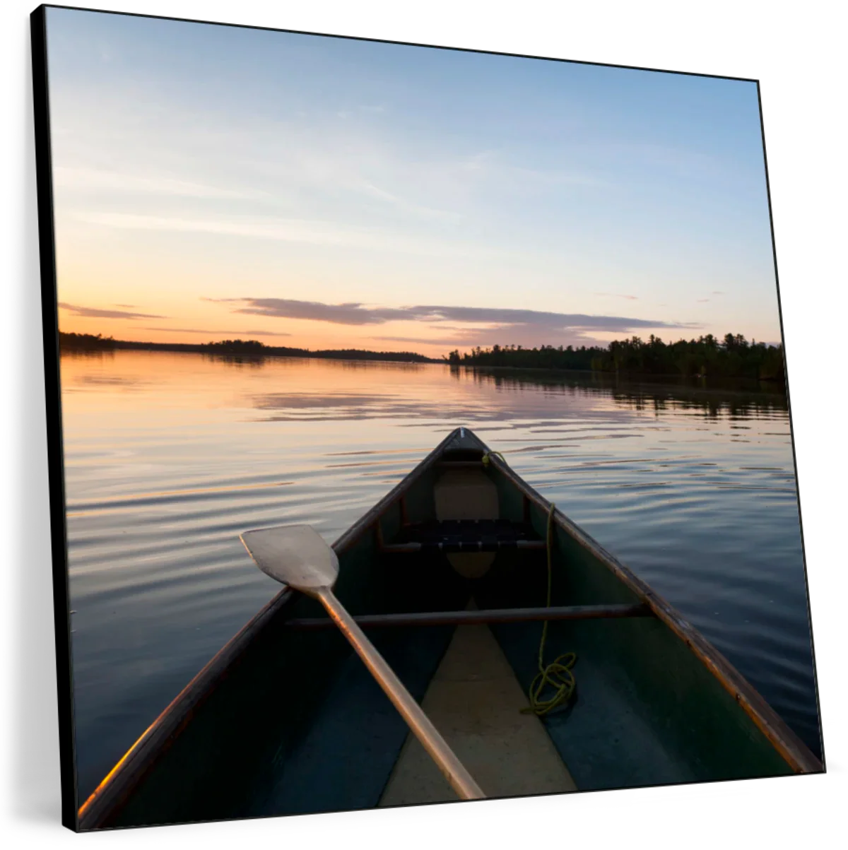 Sandsberg | Boot und Paddel an einem ruhigen See bei Sonnenuntergang Wandkunst
