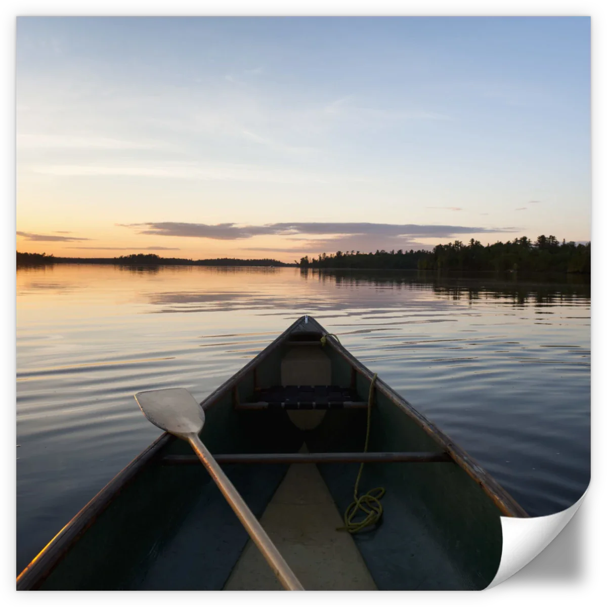 Sandsberg | Boot und Paddel an einem ruhigen See bei Sonnenuntergang Wandkunst