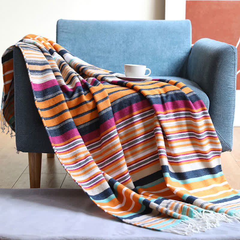 Bunte, gestreifte, weiche Decke mit Quasten und Regenbogenmuster