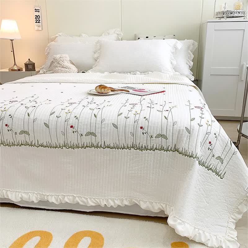 Luxuriöse, weiche, leichte Steppdecke mit Blumenmuster und Rüschen