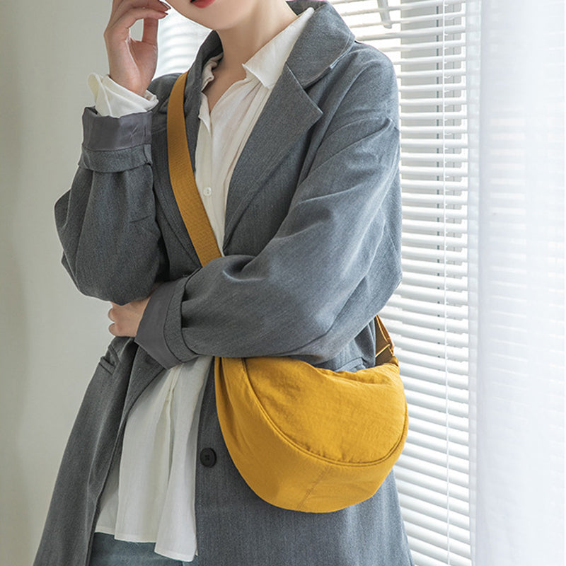 – Organisieren und stilvoll tragen mit dieser Half Moon Crossbody Tasche