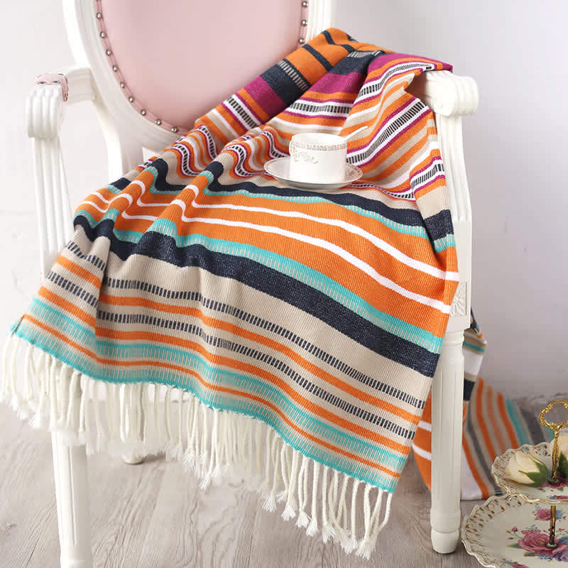Bunte, gestreifte, weiche Decke mit Quasten und Regenbogenmuster