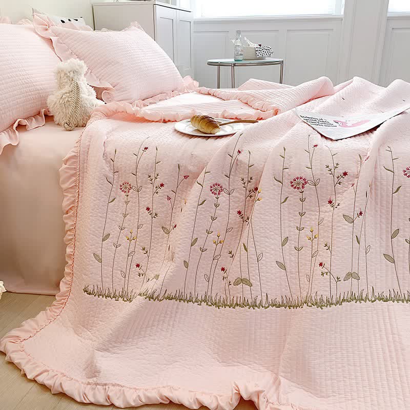Luxuriöse, weiche, leichte Steppdecke mit Blumenmuster und Rüschen