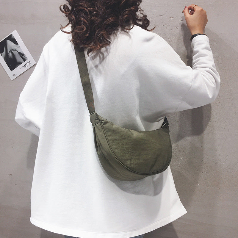 – Organisieren und stilvoll tragen mit dieser Half Moon Crossbody Tasche