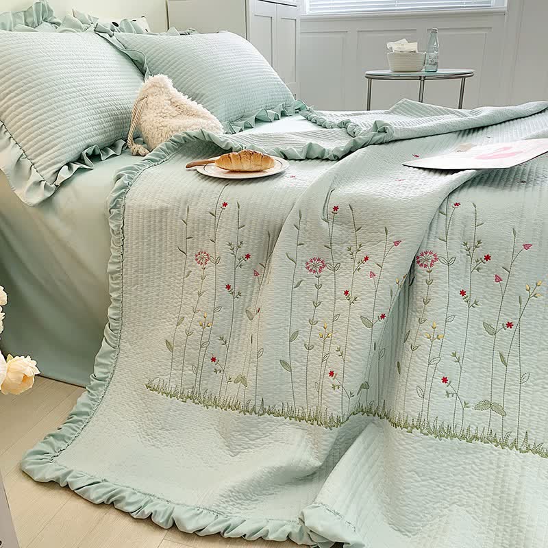 Luxuriöse, weiche, leichte Steppdecke mit Blumenmuster und Rüschen