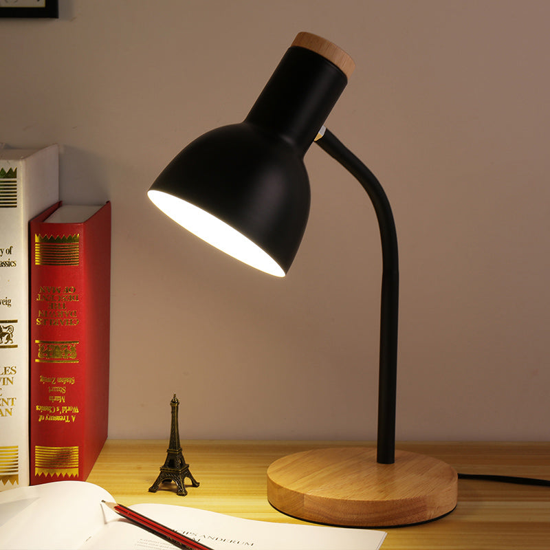 Schwarze Tischlampe auf Bücherstapel mit Mini-Eiffelturm