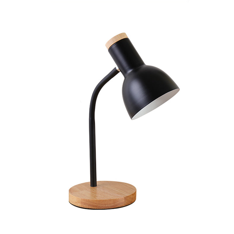 Schwarze Tischlampe mit Holzfuß auf hellem Hintergrund
