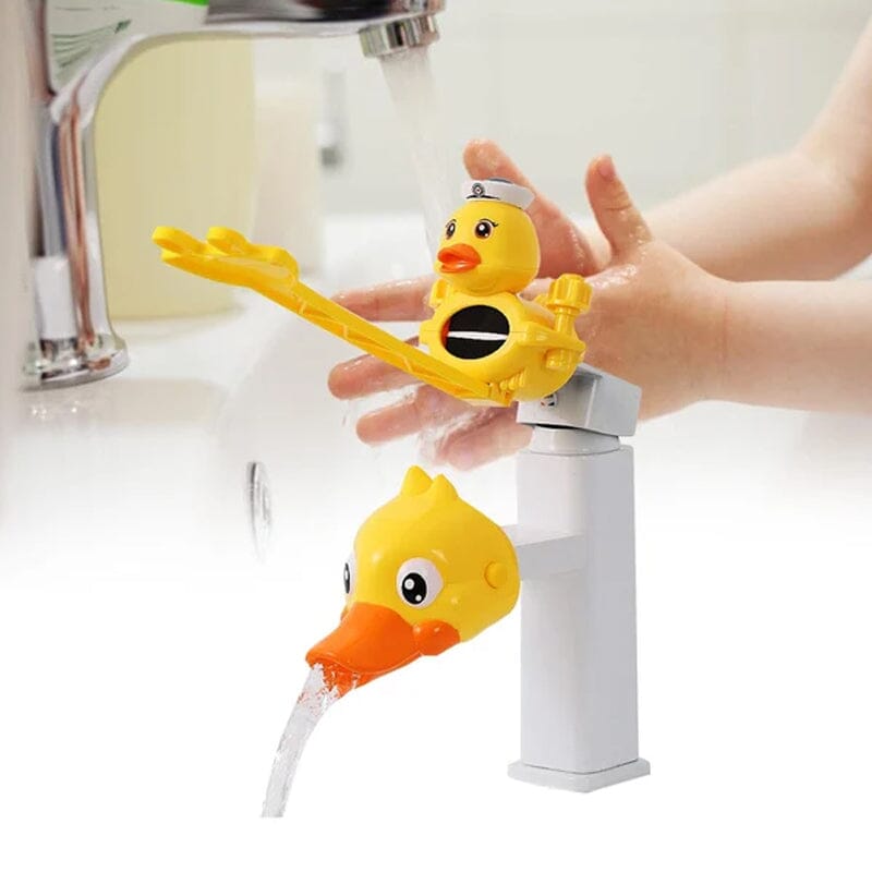 Süße kleine gelbe Ente und Hahnverlängerung