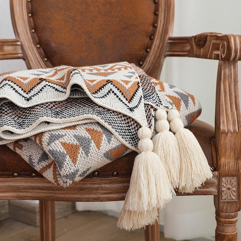 Gemütliche Strickdecke mit Quastenmuster