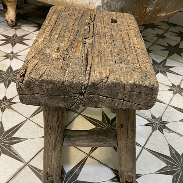 Authentischer FOUND Holz Hocker Riser