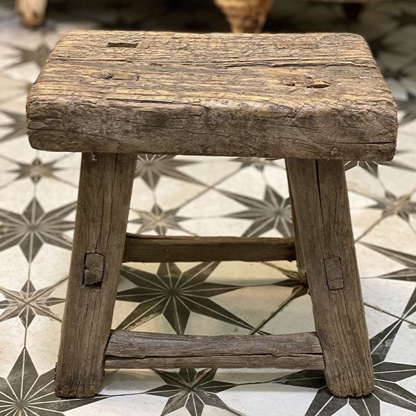 Authentischer FOUND Holz Hocker Riser