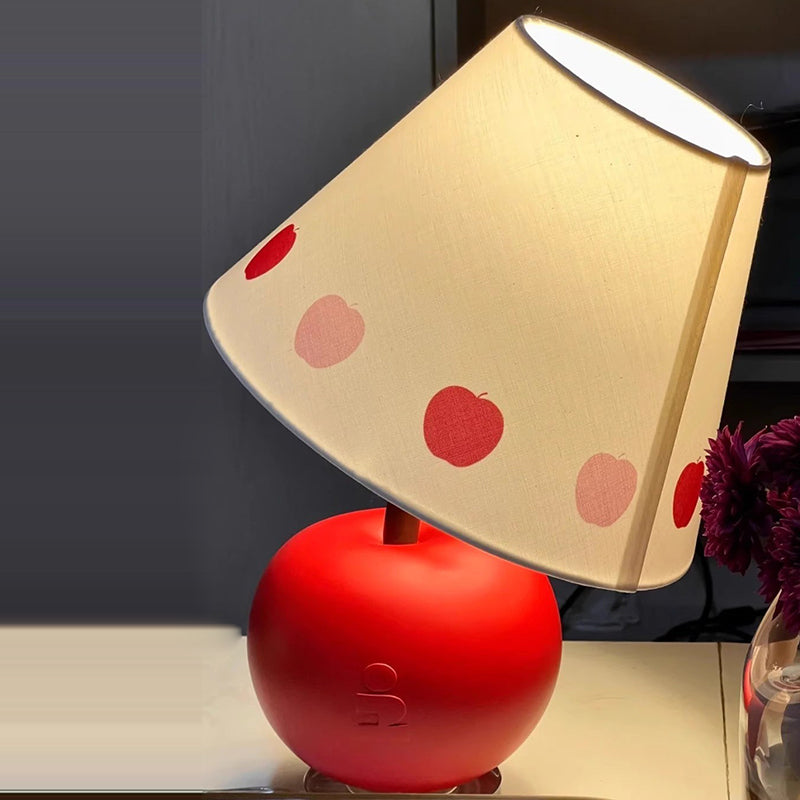 Zeitgenössische kreative geneigte Harz-Apfel-Stoffschirm 1-Lampen-Tischlampe für das Schlafzimmer
