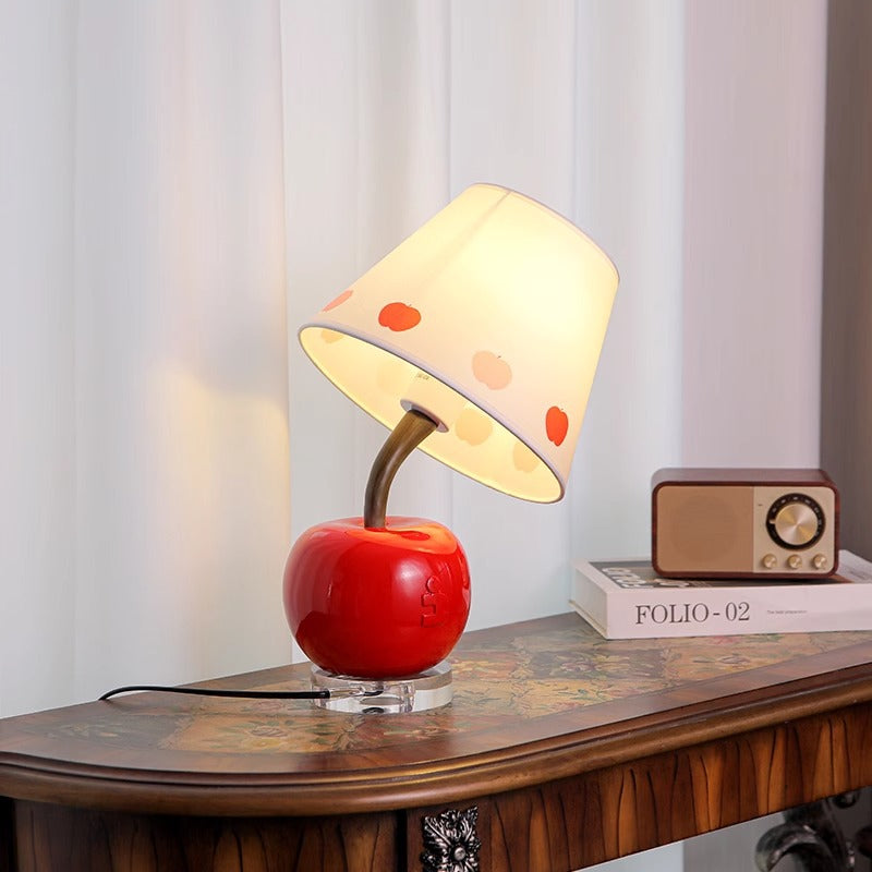 Zeitgenössische kreative geneigte Harz-Apfel-Stoffschirm 1-Lampen-Tischlampe für das Schlafzimmer