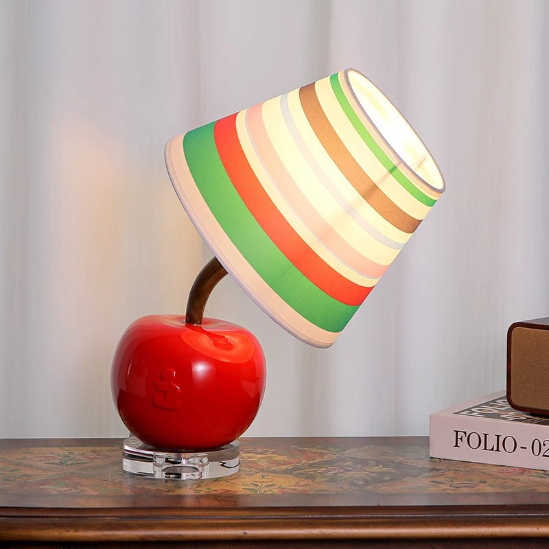 Zeitgenössische kreative geneigte Harz-Apfel-Stoffschirm 1-Lampen-Tischlampe für das Schlafzimmer