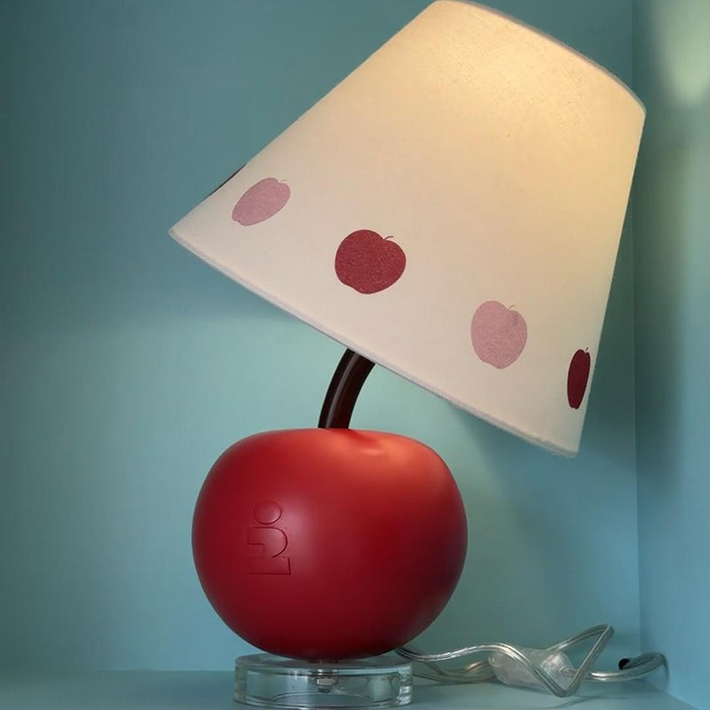 Zeitgenössische kreative geneigte Harz-Apfel-Stoffschirm 1-Lampen-Tischlampe für das Schlafzimmer