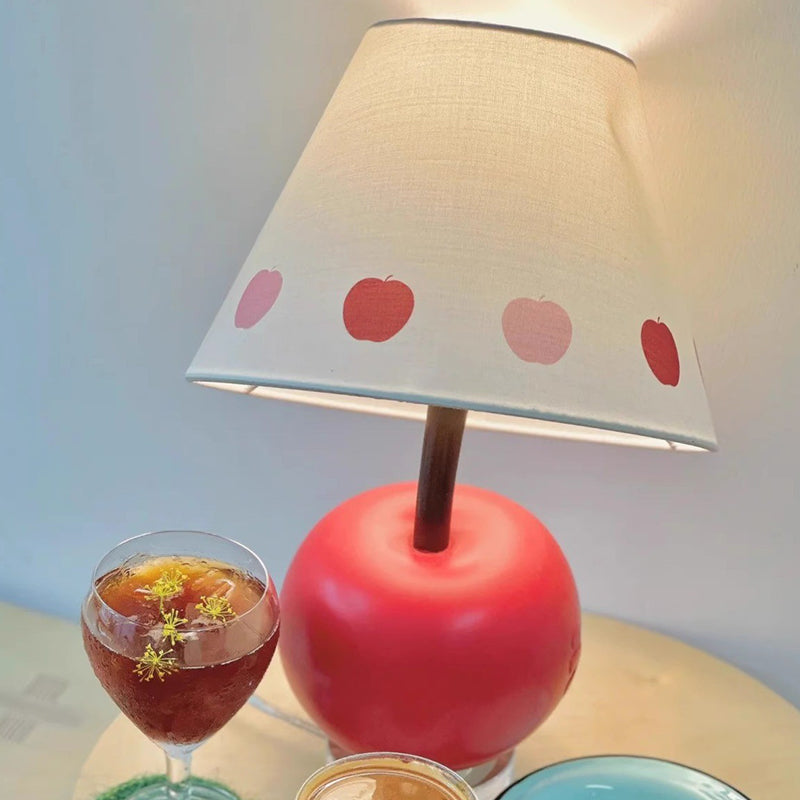 Zeitgenössische kreative geneigte Harz-Apfel-Stoffschirm 1-Lampen-Tischlampe für das Schlafzimmer