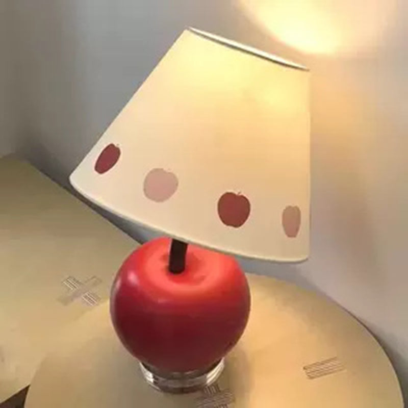 Zeitgenössische kreative geneigte Harz-Apfel-Stoffschirm 1-Lampen-Tischlampe für das Schlafzimmer